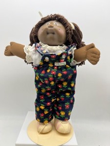 lot 174 image: Vintage CABBAGE PATCH Brown Haired Poodle Bangs Ponytails Girl in Flowered Corduroy Overalls HM#2