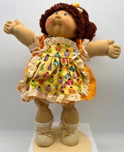lot 176 image: Vintage CABBAGE PATCH Auburn Poodle Bangs Single Ponytail w Brown Eyes & Freckles HM#2