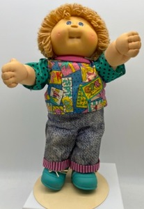 lot 177 image: Vintage CABBAGE PATCH Golden Poodle Bangs DESIGNER LINE Doll w Blue Eyes & a Toothy Smile HM#5-6 HASBRO