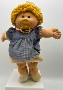 lot 183 image: Vintage CABBAGE PATCH Paci Girl Golden Poodle Hair w Green Eyes & Freckles HM#4