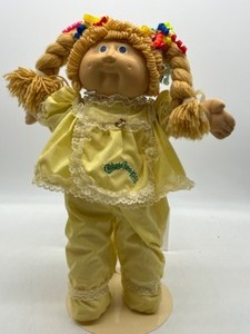 lot 186 image: Vintage CABBAGE PATCH  Girl Golden Poodle Hair w Blue Eyes & Freckles HM#2