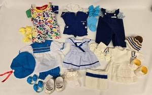 lot 231 image: 6 Cabbage Patch Blues & White  Colorful Outfit