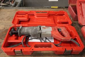 lot 573 image: Milwaukee Sawzall Reciprocating Saw 6519-20 with Plastic Case