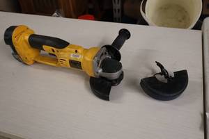 lot 595 image: DeWalt 4-12 18V Cut-Off Tool DC411 with Battery, Extra Blade Guard
