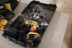 lot 599 image: DeWalt XRP 12 18V DrillDriver DCD940 with Battery, Charger, Case, Extra Handle