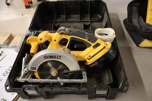 lot 601 image: DeWalt 6-12 18V Circular Saw DC390 with (2) Batteries, Charger, Case