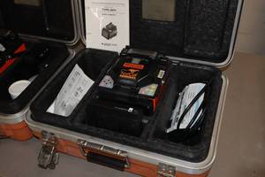 lot 698 image: Fast Cat MicroCore Direct Core Monitoring Optical Fiber Fusion Splicer with Case