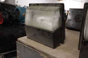 lot 725 image: Outdoor Light Fixture 15x16x8
