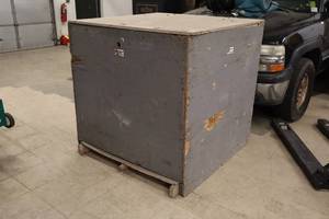 lot 535 image: Wooden Storage Box on Pallet