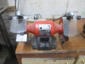 Black and Decker 6 Bench grinder (Bring tools to removal)