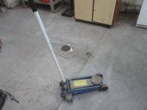 Northern Tool 2 14 ton hydraulic floor jack