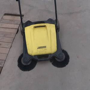 lot 5 image: KARCHER S 650 PUSH SWEEPER