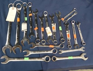 lot 40 image: 19 NEW WRENCHES