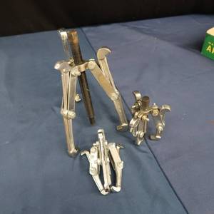 lot 42 image: WHEEL BEARING PULLERS