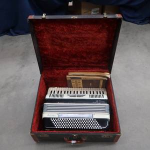 lot 100 image: VINTAGE LA COSTA RIVERIA PIANO ACCORDION