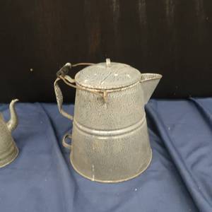 lot 107 image: LOT OF 2 KETTLES