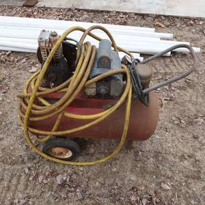 lot 108 image: AIR COMPRESSOR WITH GOOD YEAR HOSE