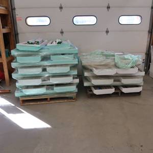 lot 129 image: 32- 6 BULB 4FT LUMINAIRE LIGHT FIXTURES