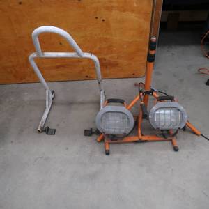 lot 131 image: HDX 2 BULBED INDUSTRIAL LIGHT AND A MOTORCYCLE STAND