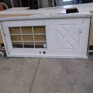 lot 133 image: WHITE DOOR WITH DOOR FRAMING