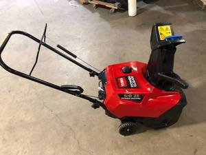 Toro Power Clear 518 ZE 18 in. Self-Propelled Single-Stage Gas Snow Blower  Customer Returns See Pictures