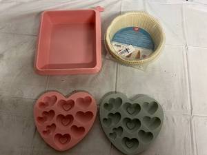 lot 145 image: 50 Siliconized 7 Cake Tin Liners , and 3 Silicon Baking Molds
