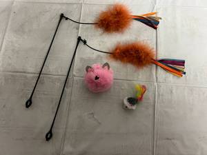 lot 151 image: 4 Cat Toys