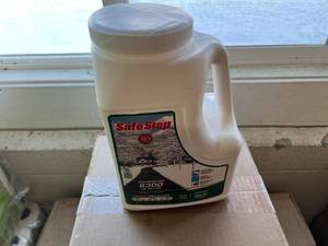 lot 270 image: Bottle of Safe Step Enviro-Blend Ice Melter