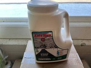 lot 272 image: Bottle of Safe Step Enviro-Blend Ice Melter
