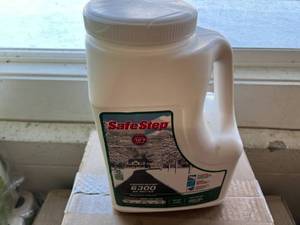 lot 274 image: Bottle of Safe Step Enviro-Blend Ice Melter