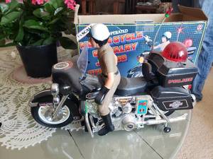 lot 36 image: 16 Scale Battery Operated Motorcycle Jumbo Police Toy