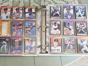 lot 38 image: Binder of Baseball Cards