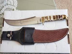 lot 63 image: Colt Stag Skinner Curved Fixed Blade Knife and Sheath - CT818