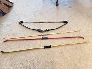 lot 80 image: Lot of 4 Different Beginner Childrens Bows