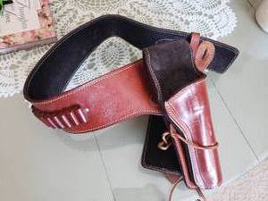 lot 91 image: Leather Belt Pistol Holster #2