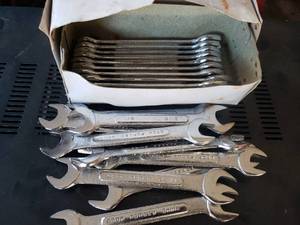 lot 180 image: Box of 12 916 Wrenches