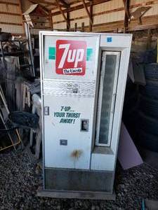 lot 271 image: Vintage 7up Machine