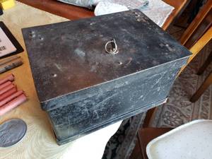 lot 280 image: Vintage Heavy Steel Locking Box