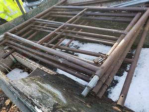 lot 300 image: 4 Pieces of Scaffolding and 3 Cross Braces