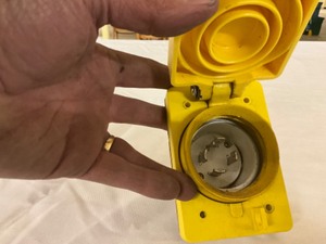 lot 26 image: power entry connector