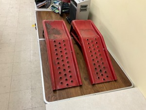 lot 59 image: Car ramp (2) red