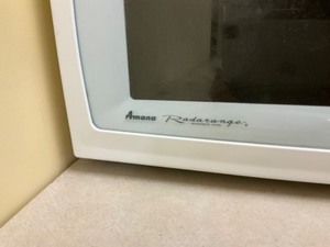 lot 76 image: microwave-white