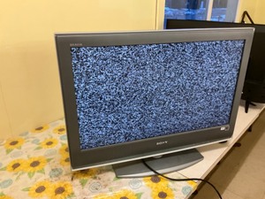 lot 77 image: sony 32 TV with remote