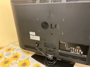 lot 78 image: LG 32 tv with remote