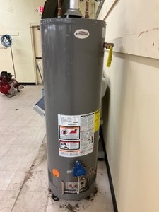 lot 83 image: Richmond natural gas water heater-40gallon. 2 circulation pumps.all working