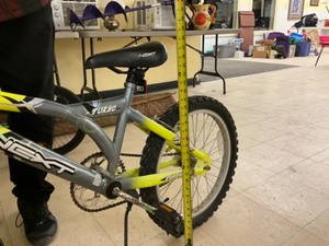 lot 85 image: youth Bike-like new