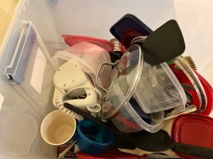 lot 95 image: assortment kitchen items