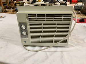 lot 96 image: GE window mount AC unit-WORKS