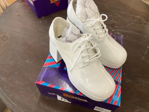 lot 209 image: Awesome white shoes-nmew in box. size L (aprox size mens 10.5-12)