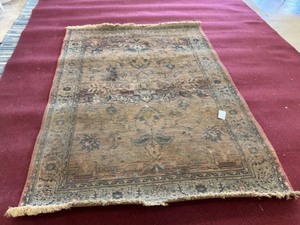 lot 221 image: Accent rug 5.5x7.5